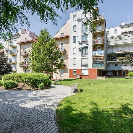 Bpr Galactic Empire Home With Balcony Budapeste Exterior foto