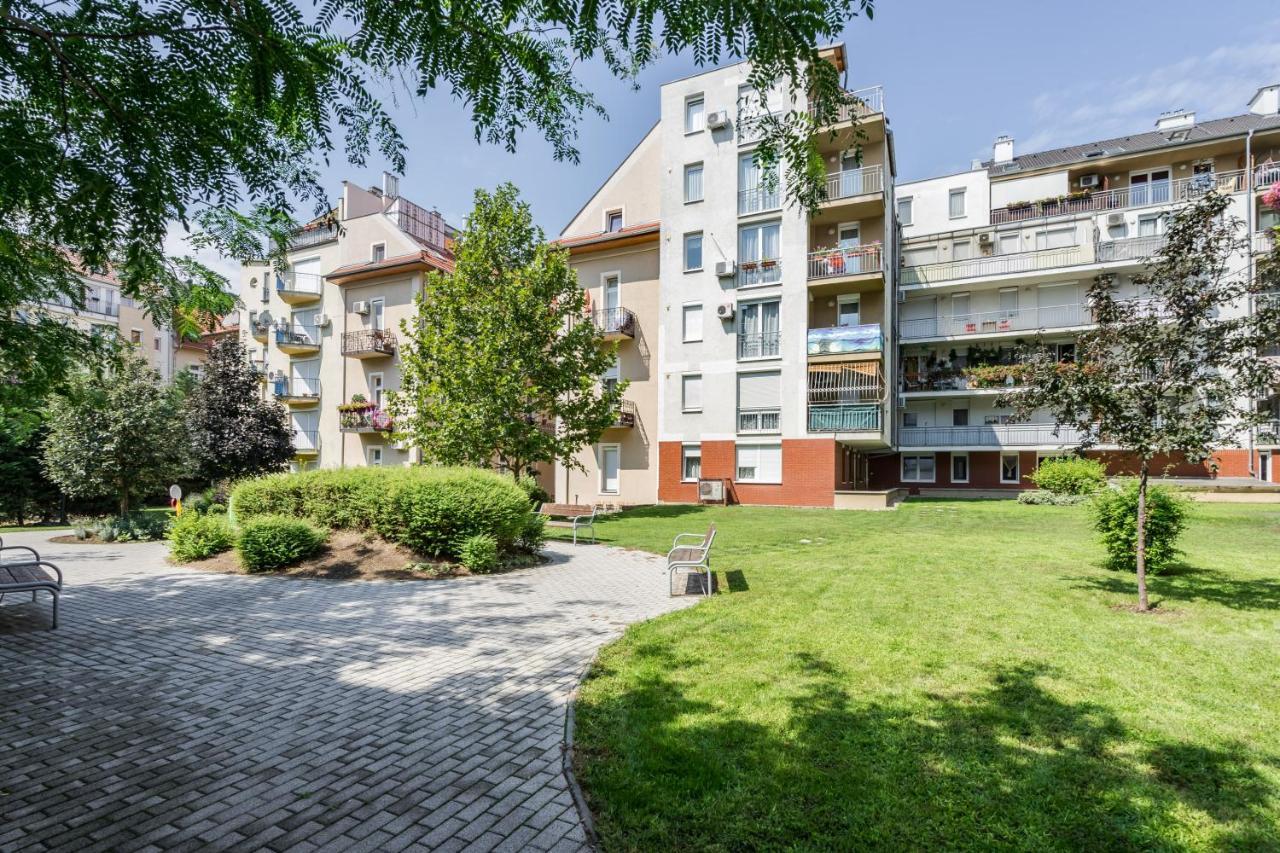 Bpr Galactic Empire Home With Balcony Budapeste Exterior foto