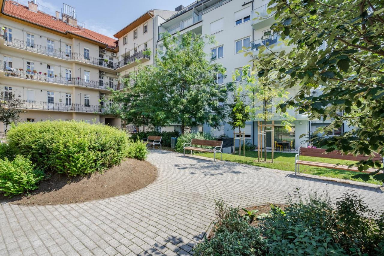 Bpr Galactic Empire Home With Balcony Budapeste Exterior foto